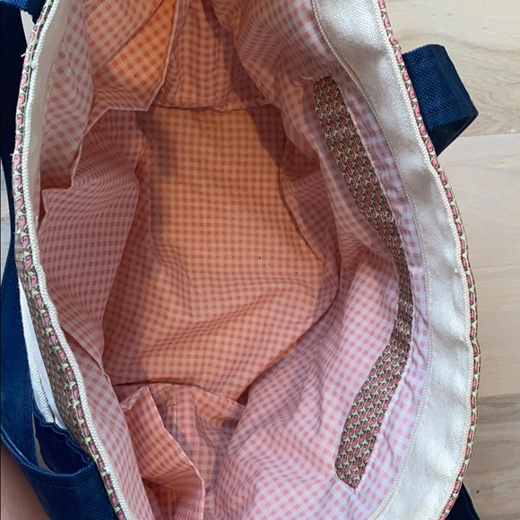 Vineyard Vines “Vineyard Whale Classic Tote” - Picture 4 of 5
